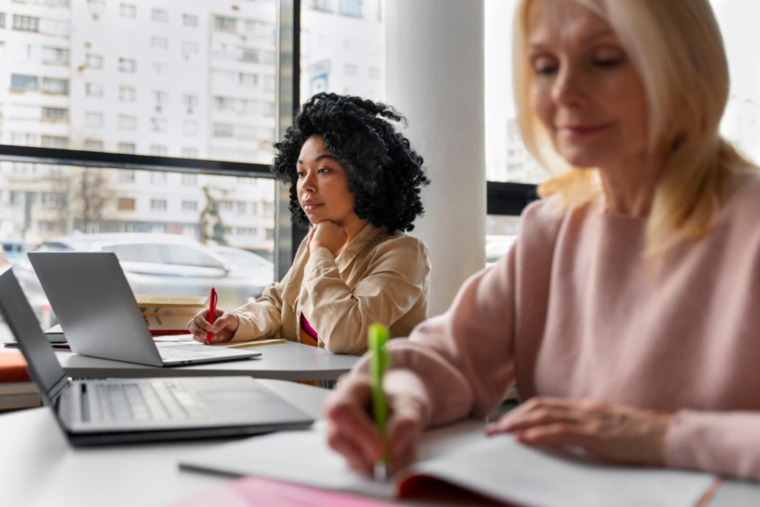 Profesionales trabajando en estrategias de relación con clientes